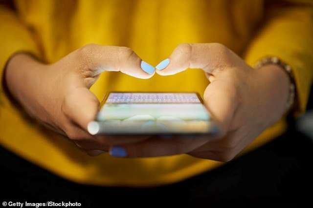Gratë i shpenzojnë 71 ditë të vitit në telefon