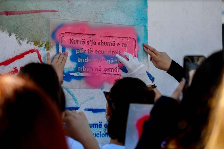 Mural artistik për përkrahje të vajzave në Kosovë (FOTO)