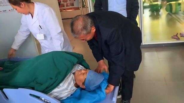 Gjyshja 67 vjeçare sjell në jetë një vajzë