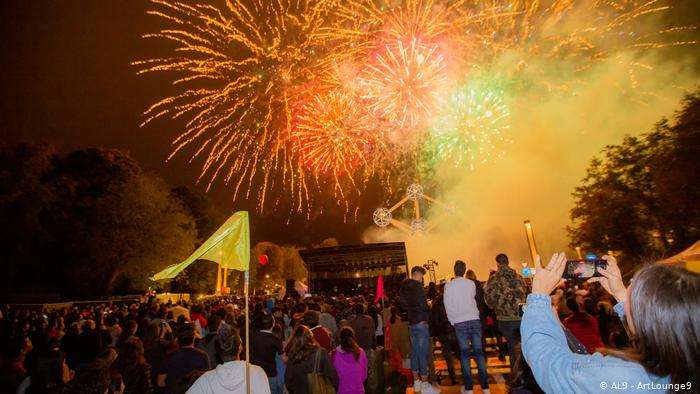 Hindusët festojnë Diwalin, festivalin e ngjyrave (FOTO)