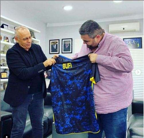 Federata ia plotëson dëshirën "Bufit", siguron fanellën "6XL" (FOTO)