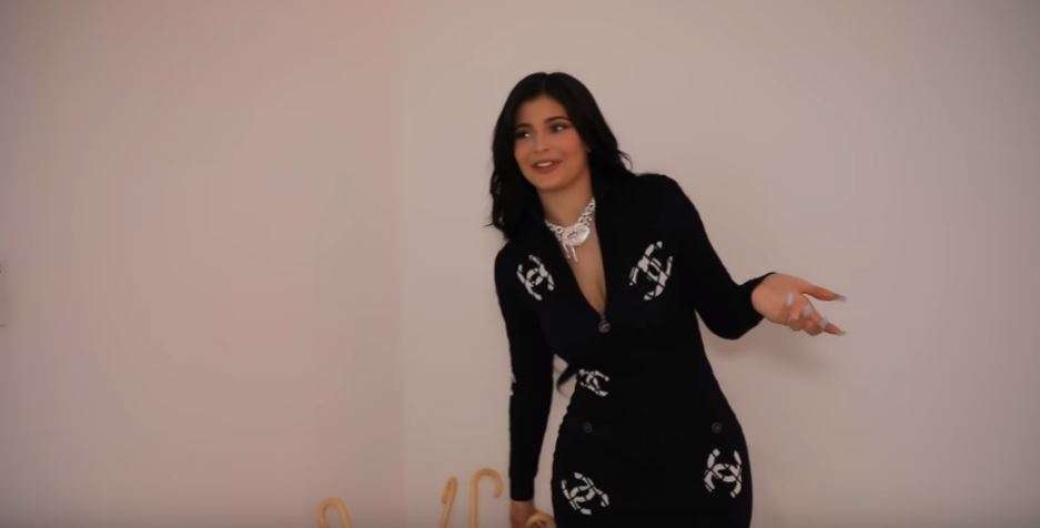 Jenner: Stormi gjatë tërë kohës është me mua në punë (VIDEO)