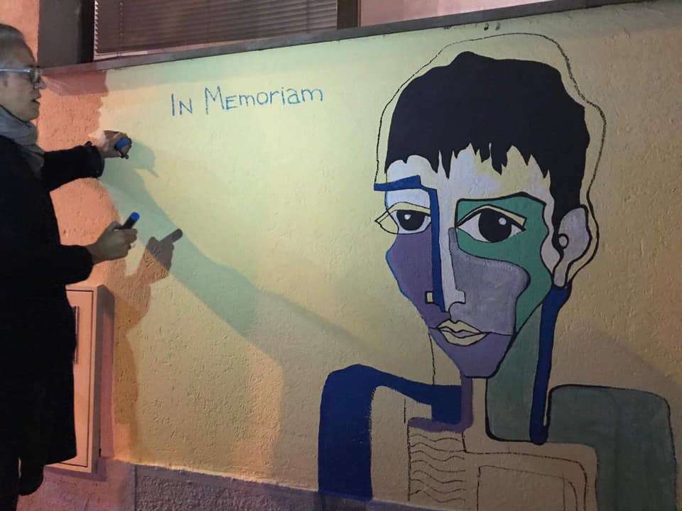 Në kujtim të Astrit Deharit pikturohen grafite me figurën e tij