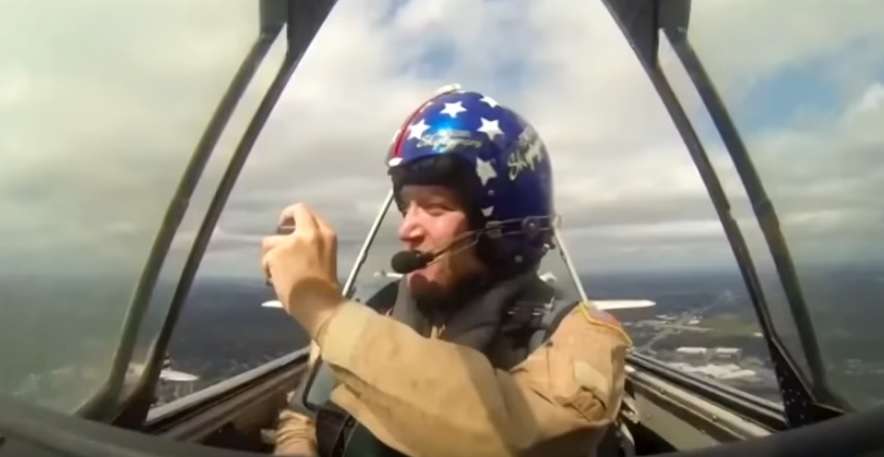 Shkrepje e duhur në kohë të gabuar – telefoni i bie nga aeroplani! (VIDEO)