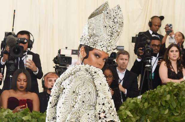 Si e ëndërron fustanin e nusërisë Rihanna? (VIDEO)