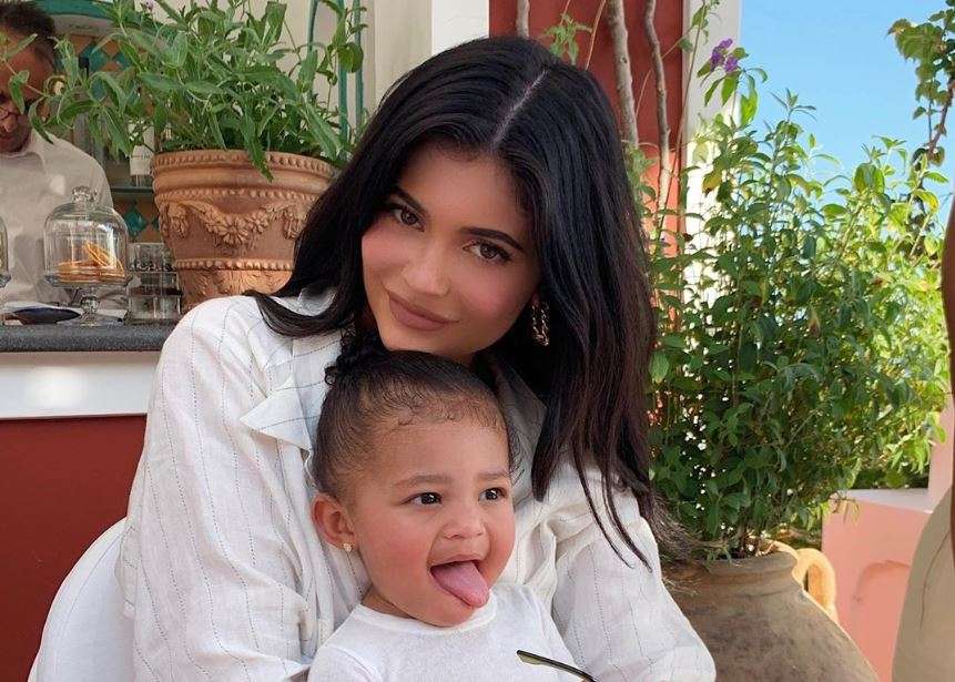 Kylie Jenner thotë se vajza e saj e pëlqen grimin