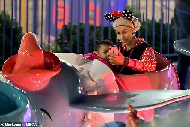 Cardi B shijon Disneyland me të bijën (FOTO)