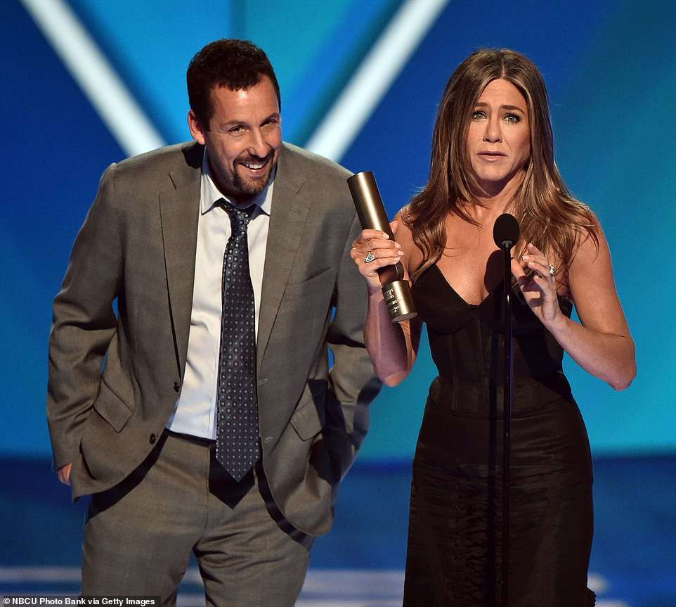 Jennifer Aniston shpërblehet në People’s Choice Awards: ‘’Friends’’, dhuratë e jetës