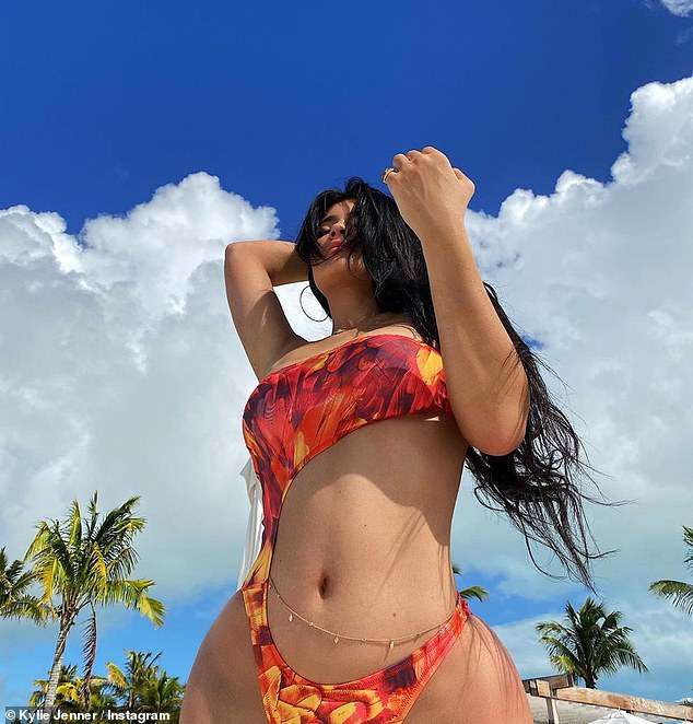 Kylie Jenner e veshur me bikine e bën 'nxehtë'