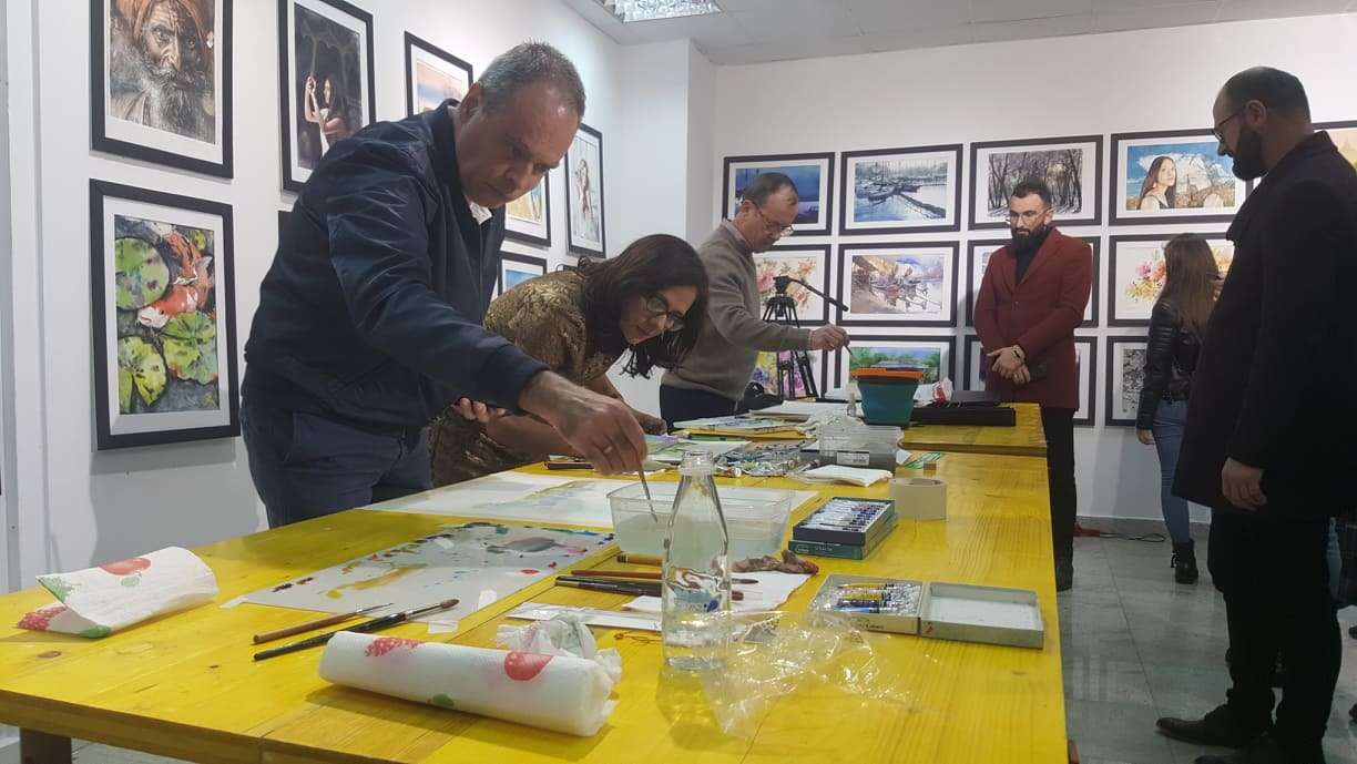 Bienali i akuarelit sjell artistë me nam në Kosovë (FOTO/VIDEO)