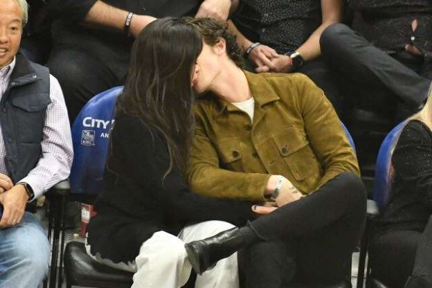 Shawn Mendes dhe Camila Cabello puthen derisa shohin basketboll