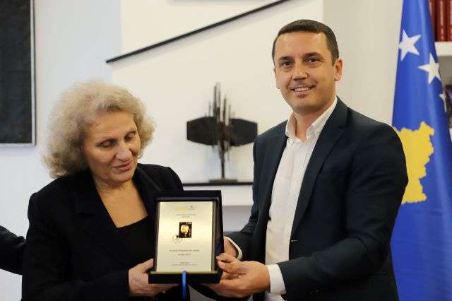 Aktori Hadi Shehu nderohet me pullë postare