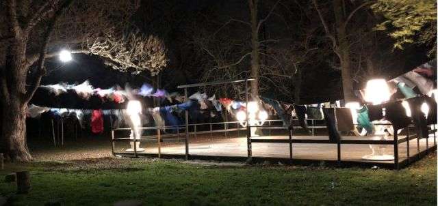 Vjenë, dhurohen fustane për t’u solidarizuar me gratë e dhunuara gjatë luftës në Kosovë