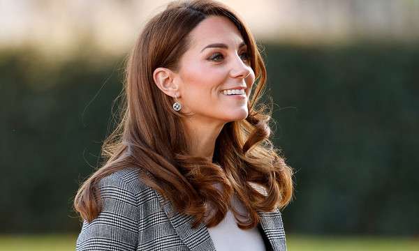 Kate Middleton me unazë të re diamanti në Buckingham Palace