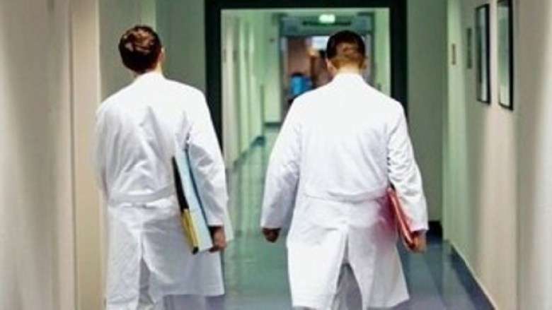 Prishtinë, vetizolohen mjekët që u kujdesën për pacientin e ndjerë nga koronavirusi (VIDEO)