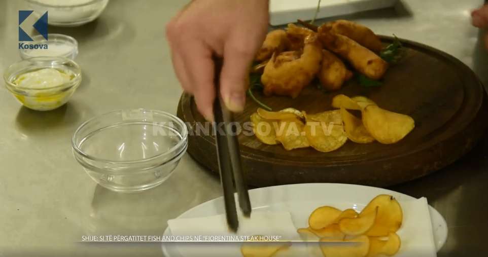 Mësoni si përgatitet pjata e “Fish and Chips” (VIDEO)