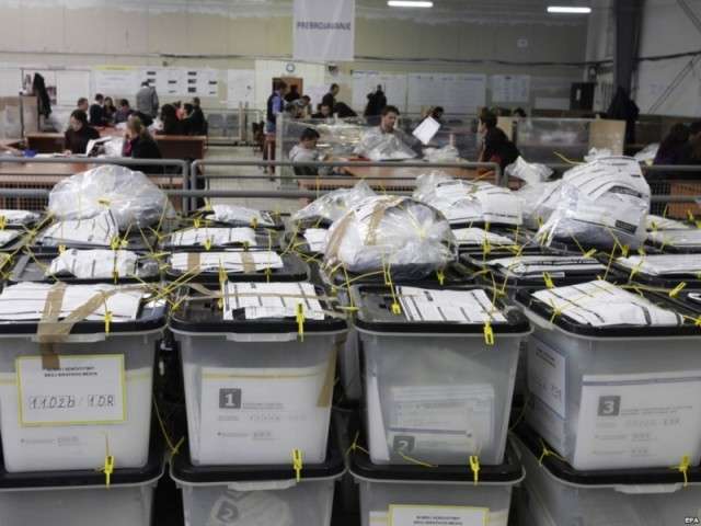 KQZ pezullon tenderin për bartjen e materialit votues jashtë vendit, rritet rreziku për votat e diasporës