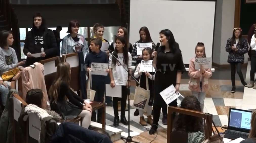 Mbahet gara e recitimit në anglisht (VIDEO)