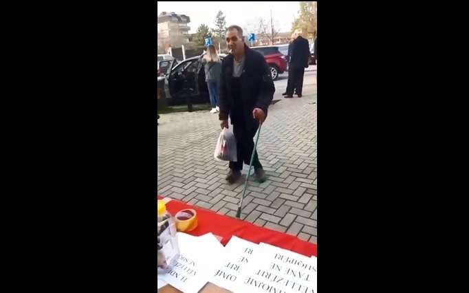 Edhe baca Ruzhdë u solidarizua me të prekurit nga tërmeti (VIDEO)