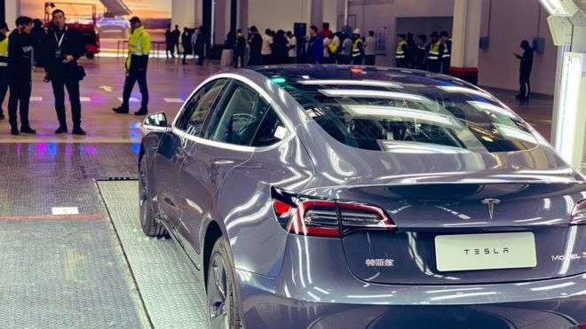 Tesla sjell makinat e para të prodhuara në Kinë