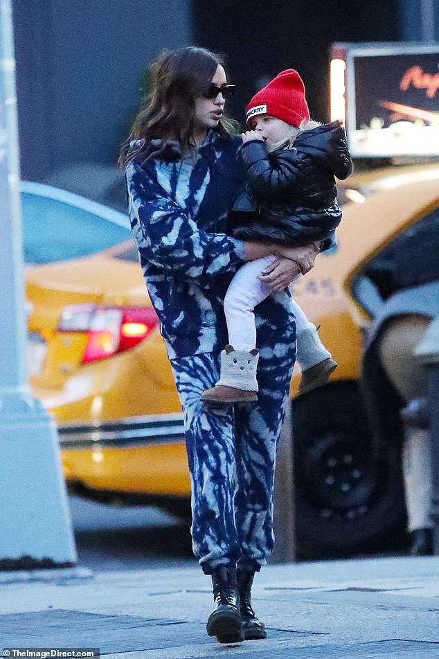 Irina Shayk plot buzëqeshje e shoqëruar nga vajza