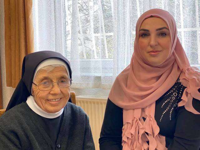 Toleranca fetare: Deputetja e mbuluar me shami viziton motrat e nderit me rastin e Krishtlindjeve