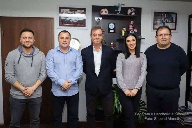 Shoqata e gazetarëve sportiv takohet me drejtuesit e Federatës së Hendbollit