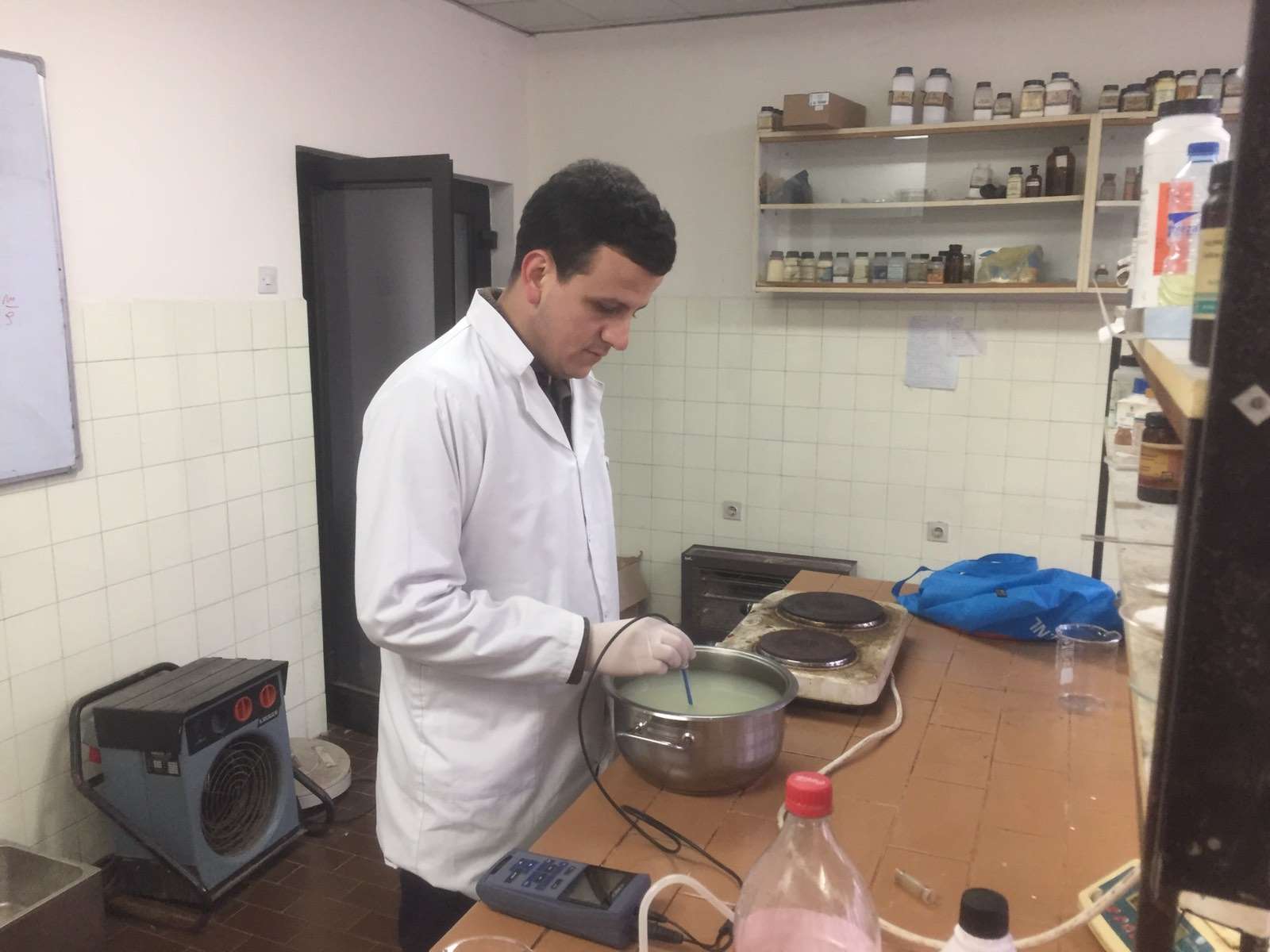 Mitrovicasi prodhon djathë nga hirra (FOTO)