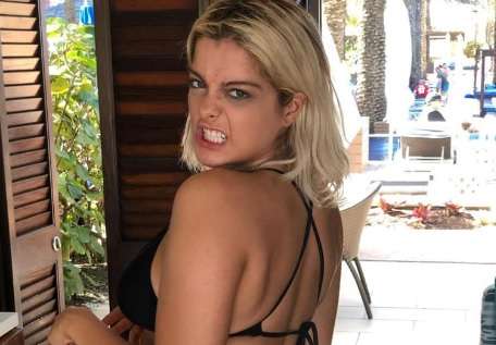 Bebe Rexha me bikini tregon linjat bombastike (FOTO)