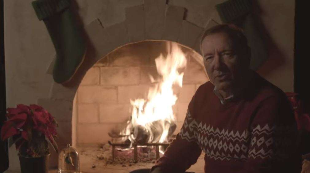 Spacey uron Krishtlindjen me një video të çuditshme