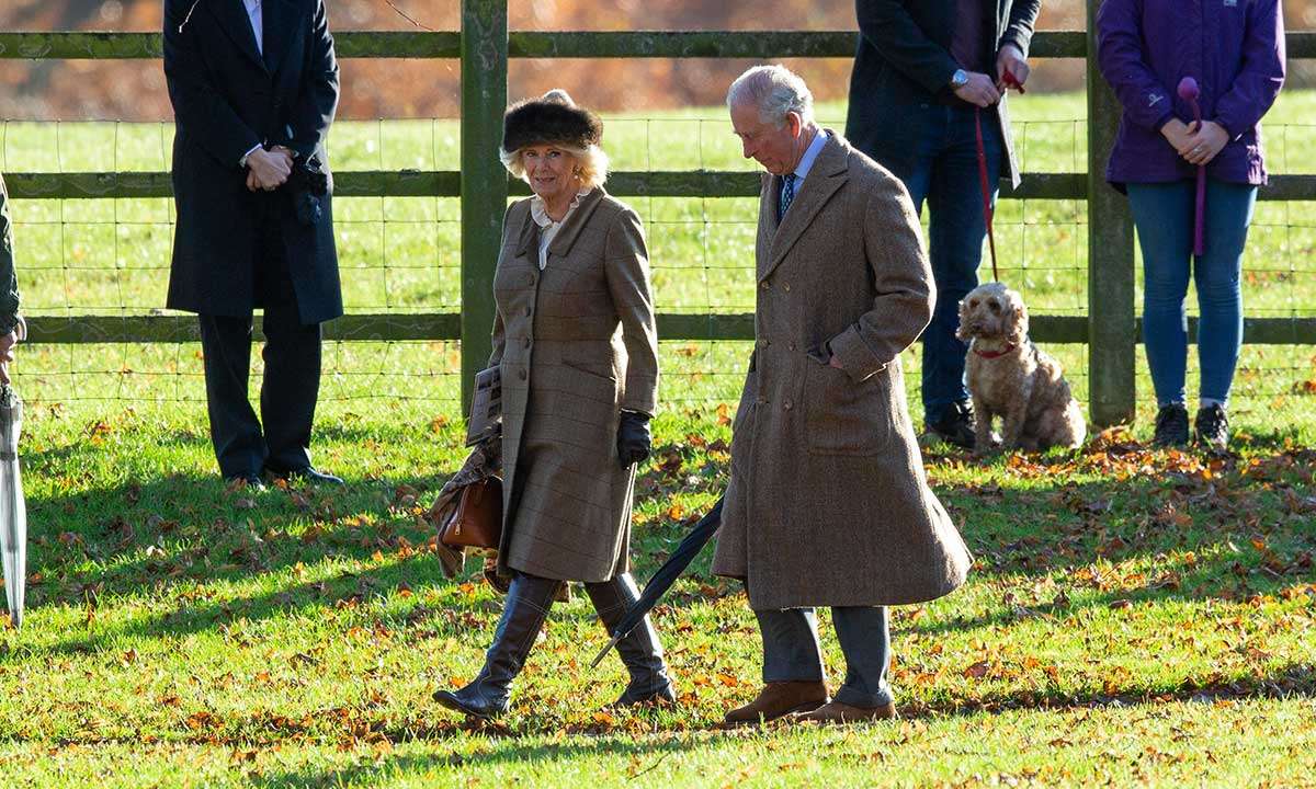 Princi Charles dhe Camilla shijojnë një shëtitje bashkë rrugës për në kishë
