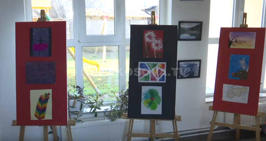 Shtatëvjeçarja hap ekspozitë në Pejë (VIDEO)