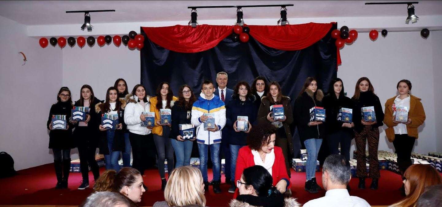 Koordinatori Hoti shpërblen me sete librash 342 nxënës në Pejë