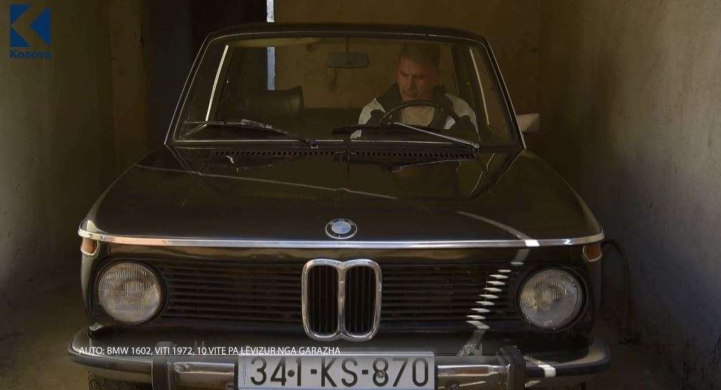 BMW 1602, viti 1972, 10 vite pa lëvizur nga garazha (VIDEO)