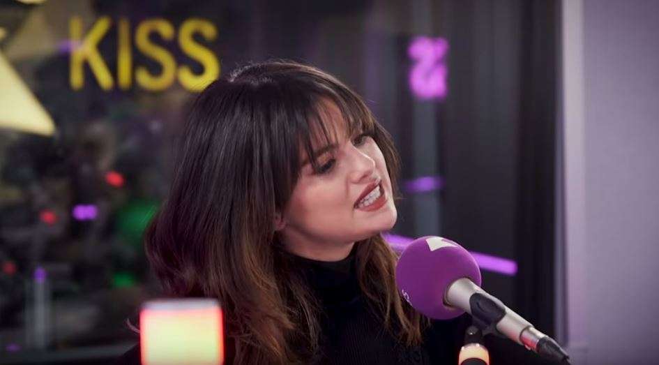 Selena Gomez urinoi në pantallona në koncertin e Ed Sheeran