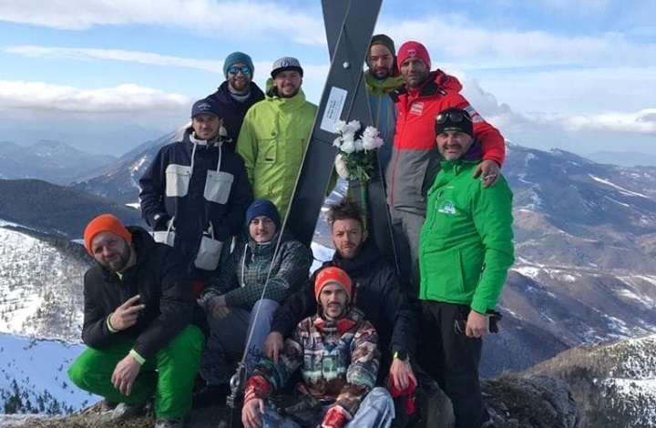 Aty ku humbi jetën – shokët i bëjnë memorial skitarit Arian Daci (FOTO)