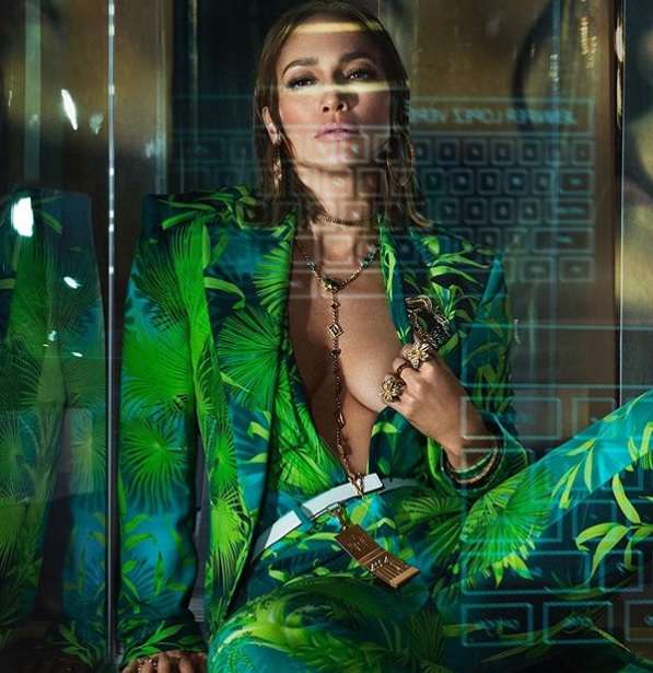 Jennifer Lopez imazhi i kampanjës së re së Versace's (FOTO)