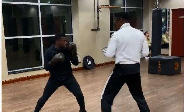 Kevin Hart është duke e marrë veten pas aksidentit të fundit (VIDEO)