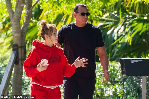 Jennifer Lopez shfaqet pa grim pas "Super Bowl" (FOTO)
