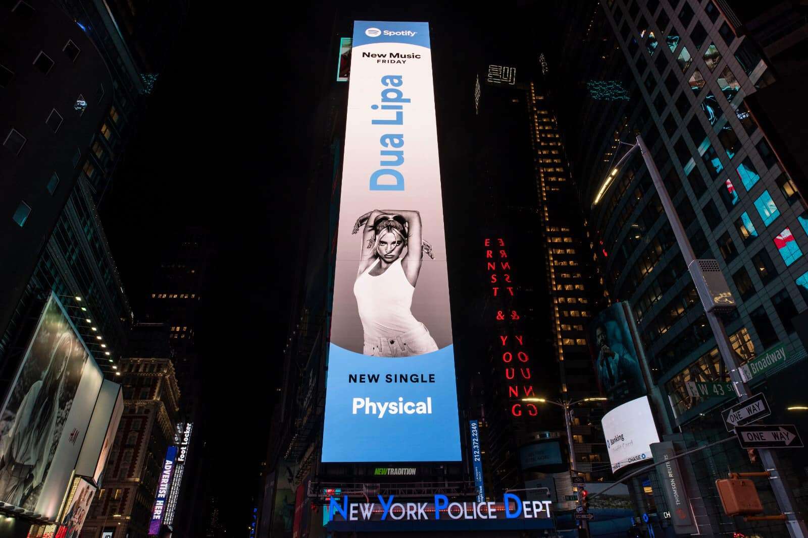 "Physical" e Dua Lipës promovohet në ekranet gjigante të New Yorkut (FOTO)