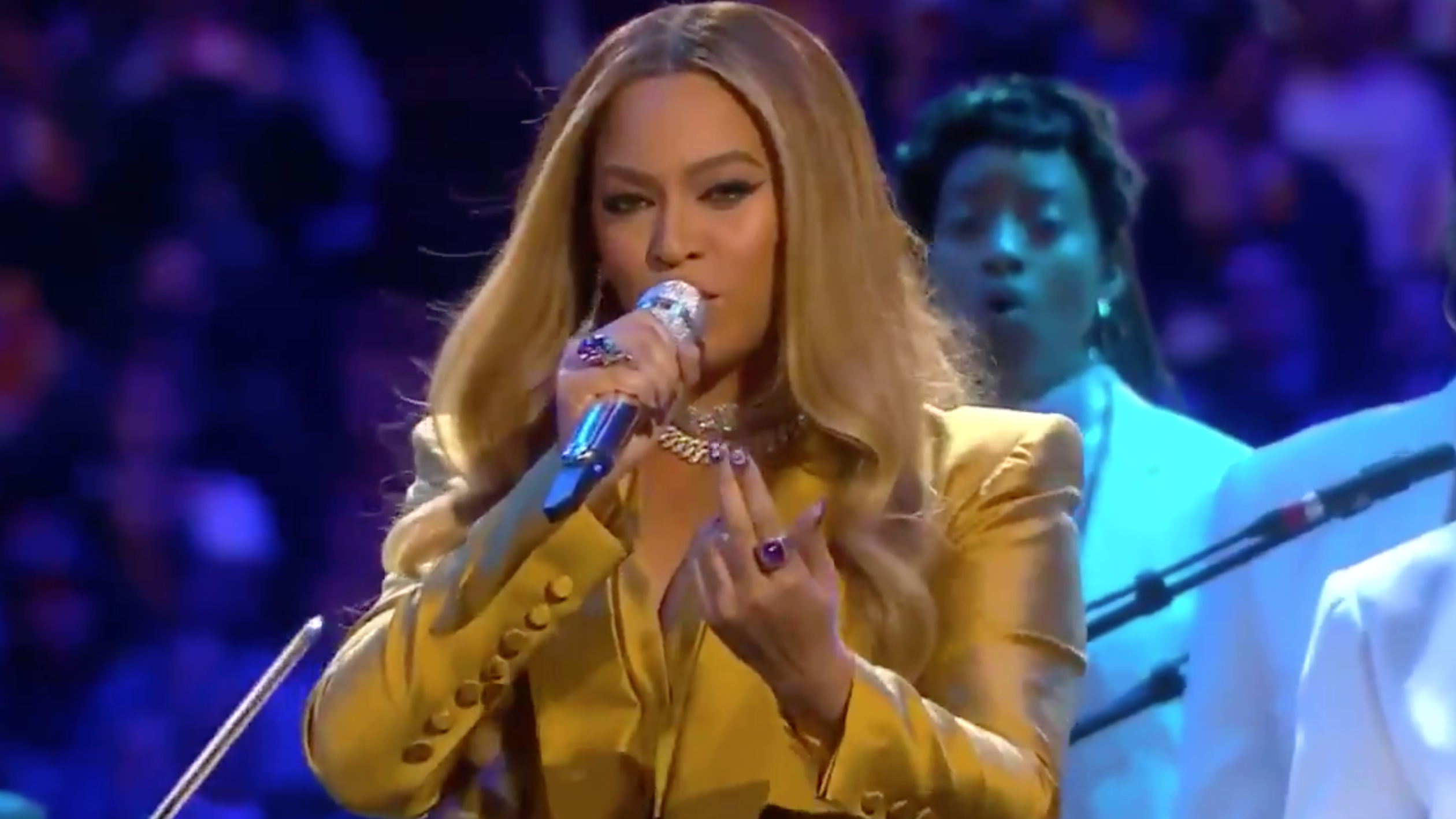 Performancë emocionuese e Beyonce në ceremoninë përkujtimore të Kobe Bryant (VIDEO)