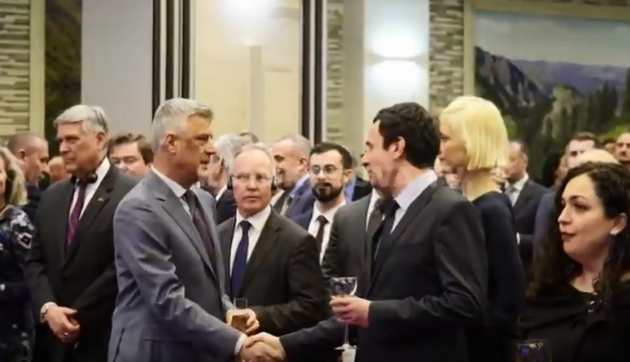 Kur dorështrëngimi i liderëve bëhet lajm (VIDEO)