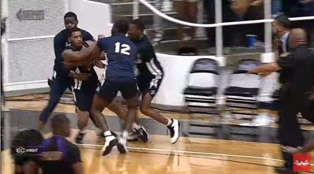 Basketbollistët grushtohen mes vete gjatë një ndeshje në Amerikë (VIDEO)