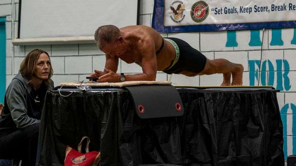 Thyhet rekordi i 'plank', 62 vjeçari qëndroi mbi tetë orë