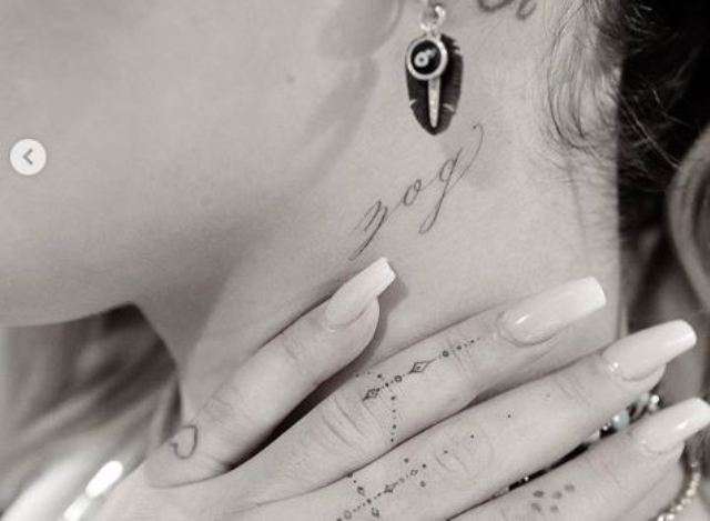 Rita Ora e bën tatuazh  fjalën “zog” (FOTO)