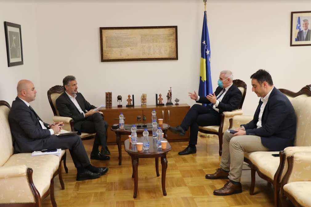 Sveçla pret në takim Lumezin – flasin rreth koronavirusit