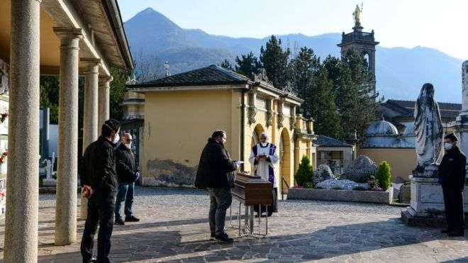 Vdes prifti italian që respiratorin e tij ia dhuroi një djali më të ri