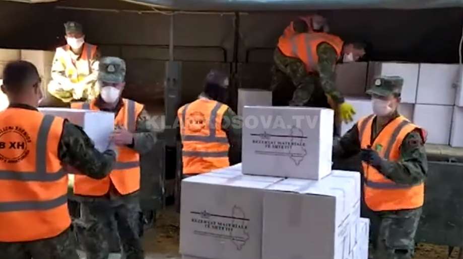 Shqipëri, ushtria shpërndan pako ushqimore (VIDEO)