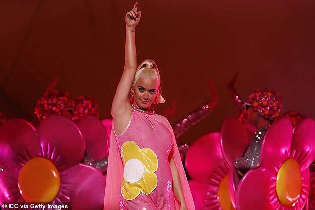 Katy Perry dëshiron të bëhet me vajzë