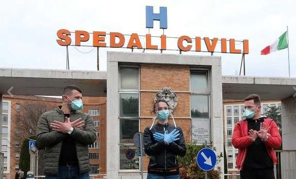 Mjekët shqiptarë përshëndesin me simbolin e shqiponjës nga Italia - gati të marrin detyrën